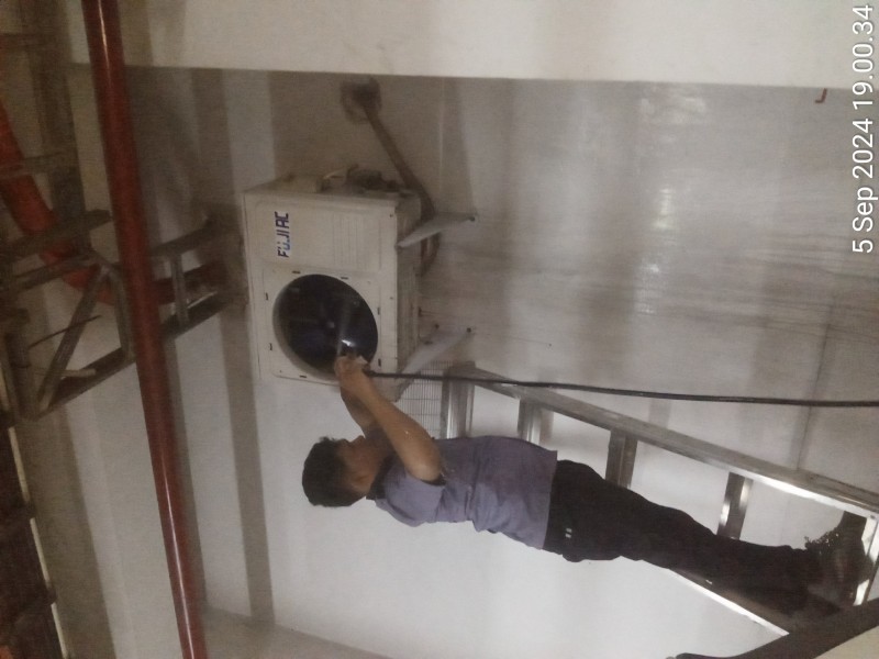 Service AC Tangerang - Cleaning Outdoor Unit AC Split Wall